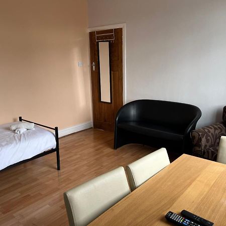 2 Bedroom Apartment, 5 Minutes From City Centre นิวคาสเซิล อะพอน ไทน์ ภายนอก รูปภาพ